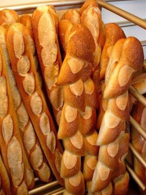 Bánh mì gậy baguette kiểu Pháp.